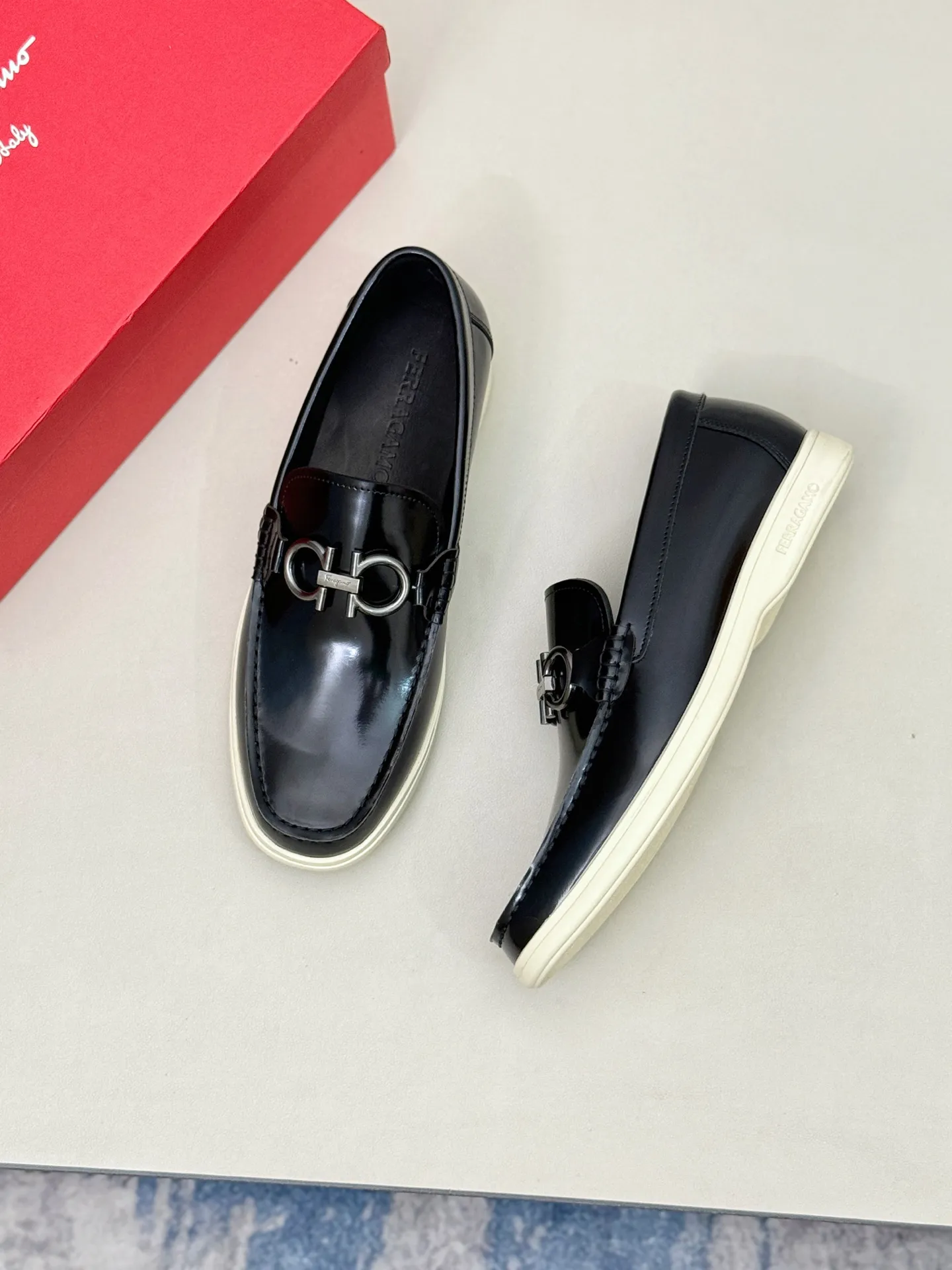 [Ferragamo] P: 580💰 Number of yards: 38~44 (45 orders are non-returnable) Ferragam's new men's driving shoes, the fabric is made of imported cowhide, with visible texture, heavy industrial stitching, dyed calfskin inside, standard logo cowhide feet, big-name experience, soft and comfortable on the feet, a men's favorite, special non-slip and wear-resistant rubber soles, easy to handle various occasions, with original box packaging!